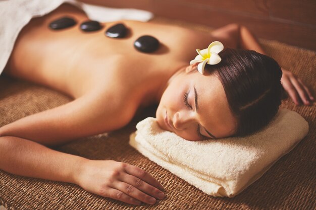 20230818144128_[fpdl.in]_woman-enjoying-stone-massage_1098-3182_normal